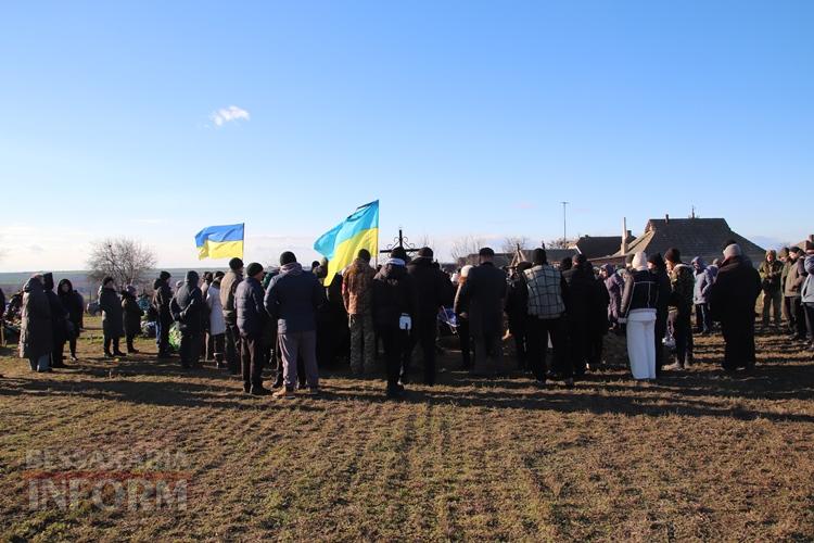 «Він так мріяв придбати будинок для матусі»: Болградська громада провела в останню путь захисника Володимира Малакчі