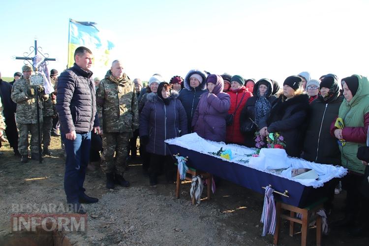 «Він так мріяв придбати будинок для матусі»: Болградська громада провела в останню путь захисника Володимира Малакчі