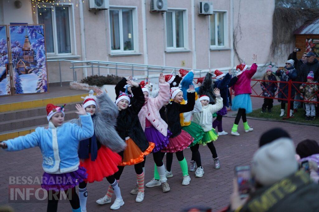 "Теплою дорогою до різдвяних свят": біля головної ялинки Аккермана сяяли посмішки та лунав дитячий сміх