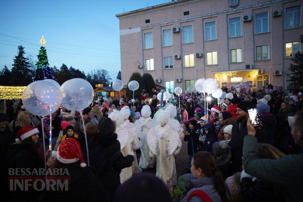 "Теплою дорогою до різдвяних свят": біля головної ялинки Аккермана сяяли посмішки та лунав дитячий сміх