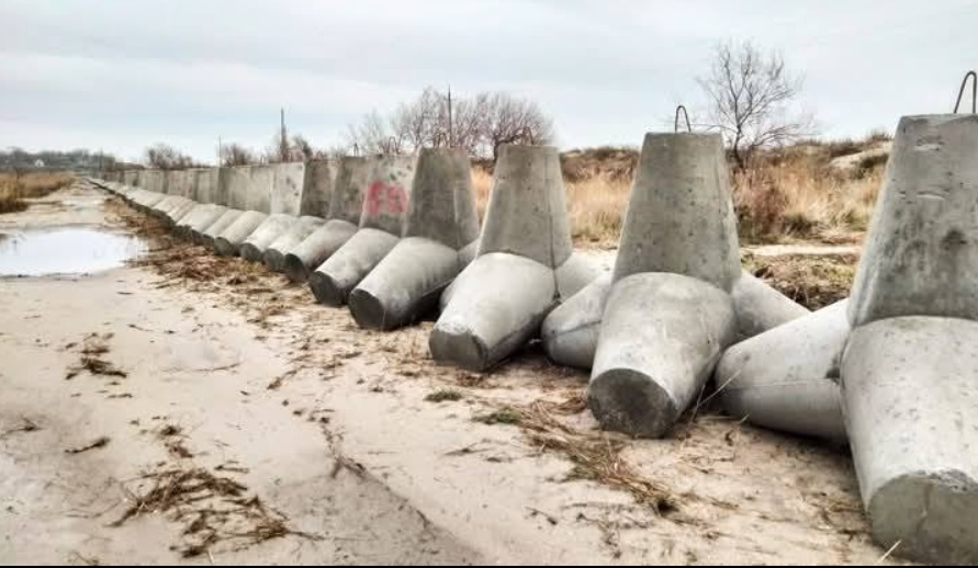 Тетраподи у "Тузлівських лиманах" витягли із морської пастки і перенесли подалі від хвиль