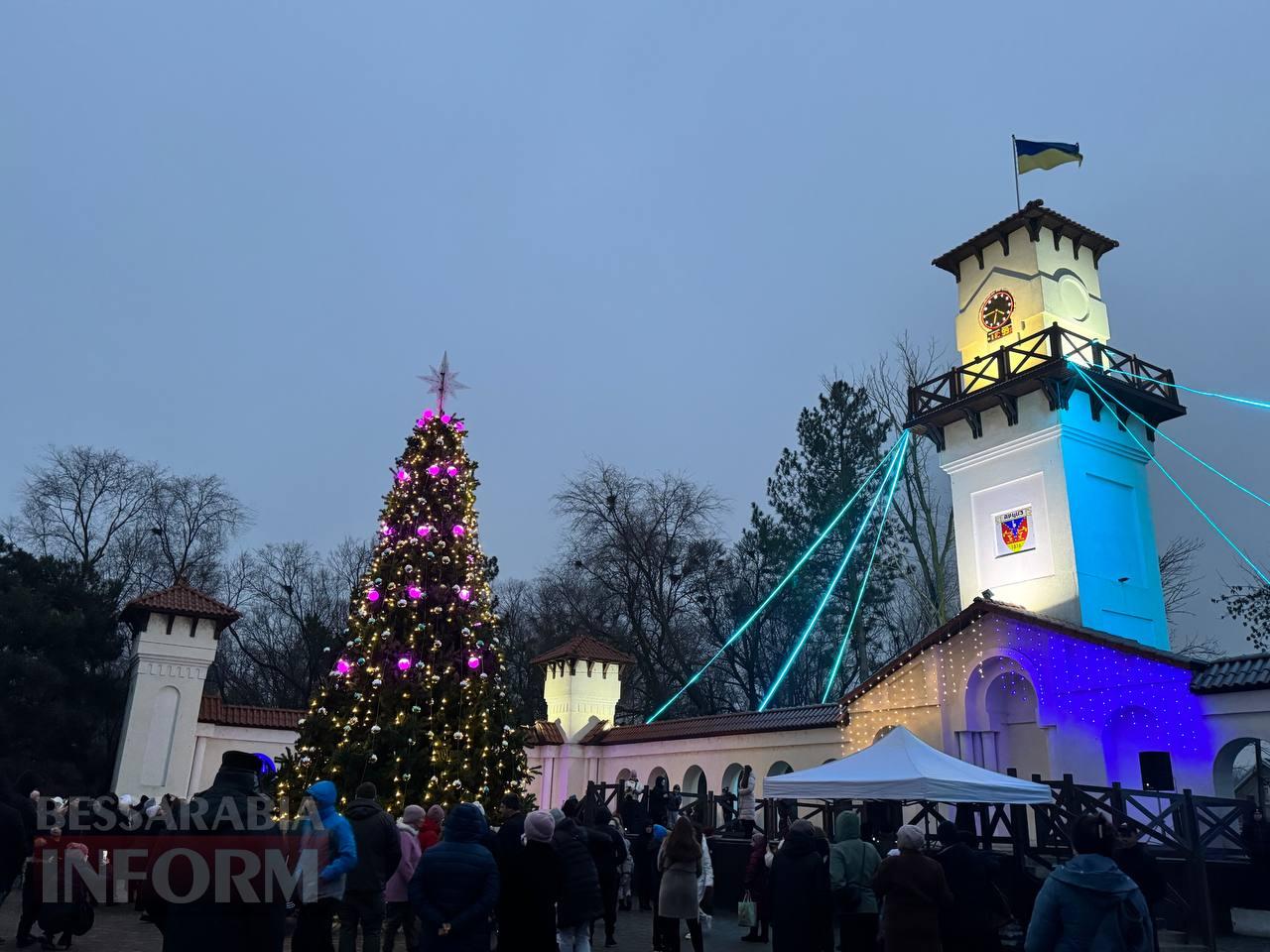 В Арцизі відкриття головної ялинки дало старт роботі резиденції Святого Миколая - як отримати подарунок