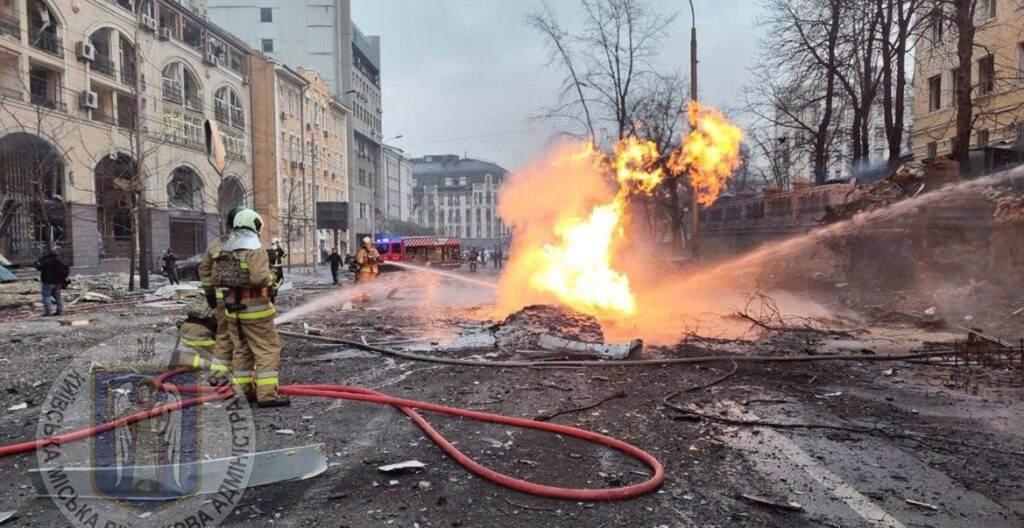 Росіяни вдарили по Києву Іскандерами: відомо про дев'ять постраждалих та одного загиблого. У рф кажуть, били по "Петріотам"