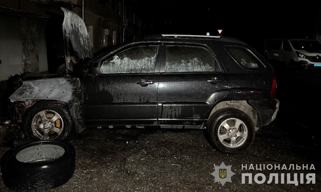 На Одещині дві подруги підпалили цивільну автівку на замовлення й намагалися здійснити підпал ще однієї