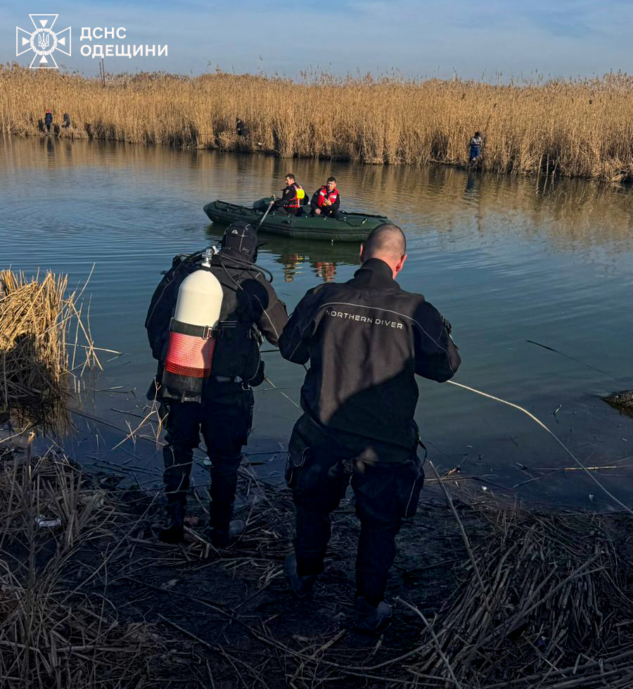 Водолази ДСНС прочісують дно озера Ялпуг: триває пошукова операція