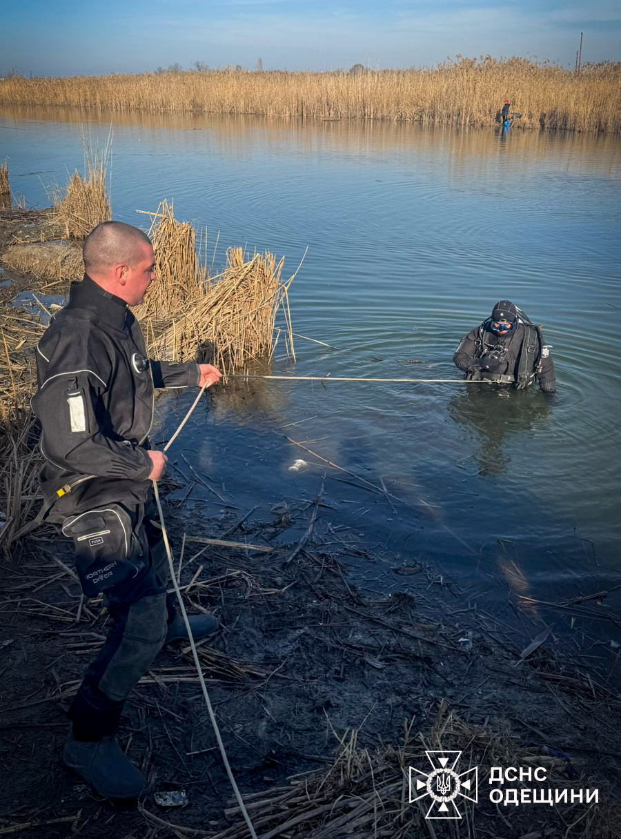 Водолази ДСНС прочісують дно озера Ялпуг: триває пошукова операція