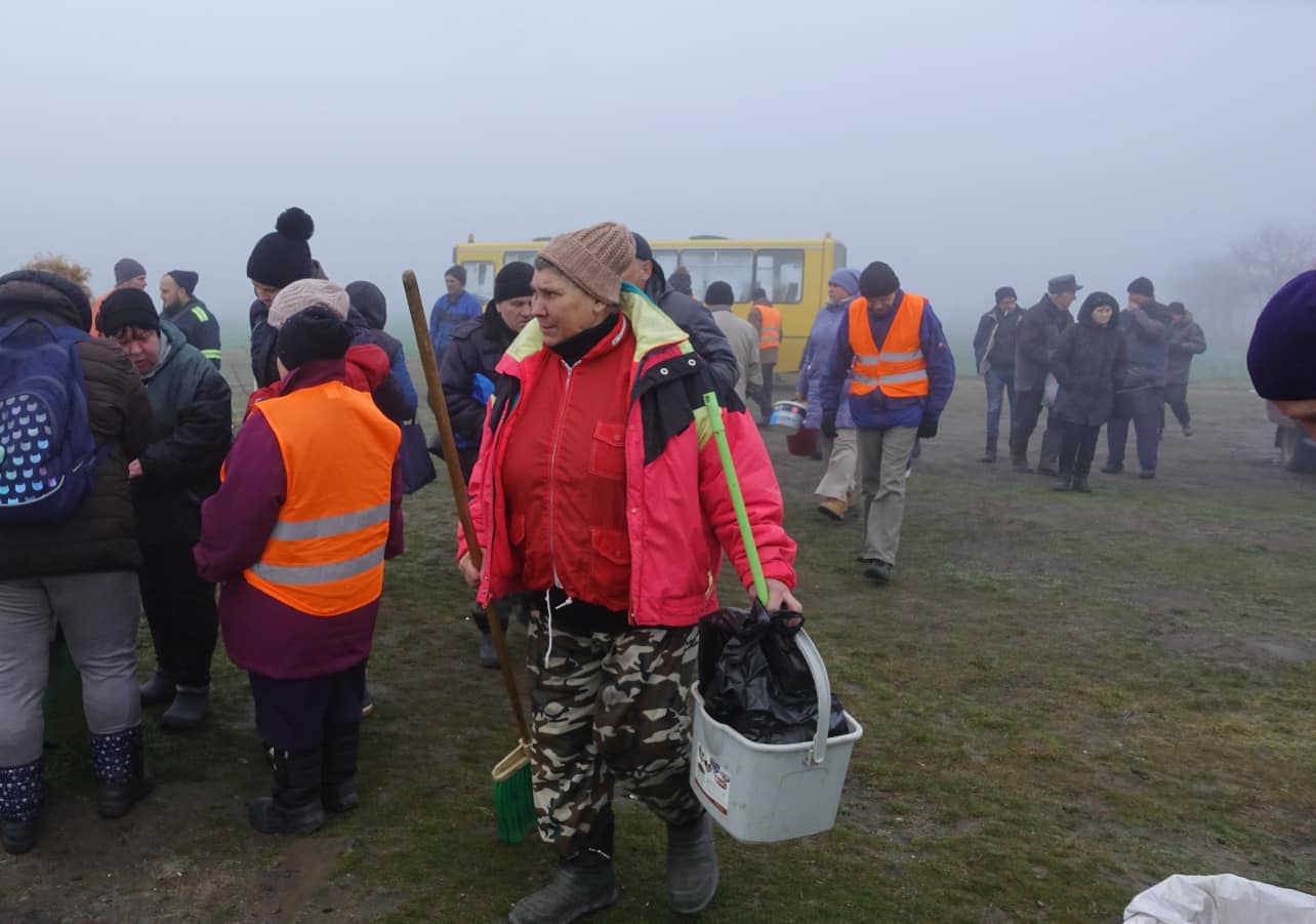 У громаді Білгород-Дністровського району з узбережжя прибрали 100 кілограмів мазуту