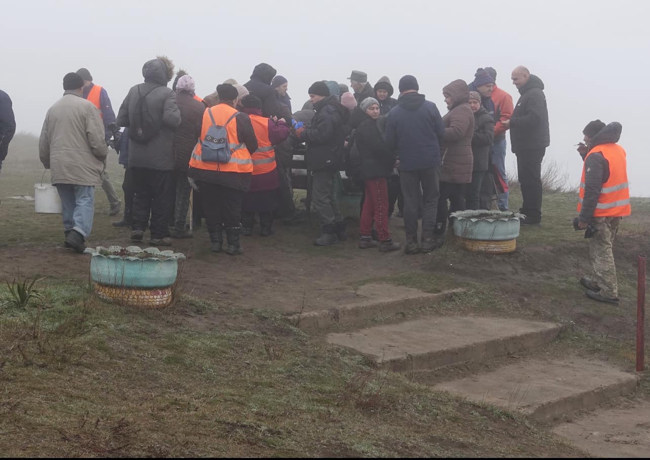 У громаді Білгород-Дністровського району з узбережжя прибрали 100 кілограмів мазуту