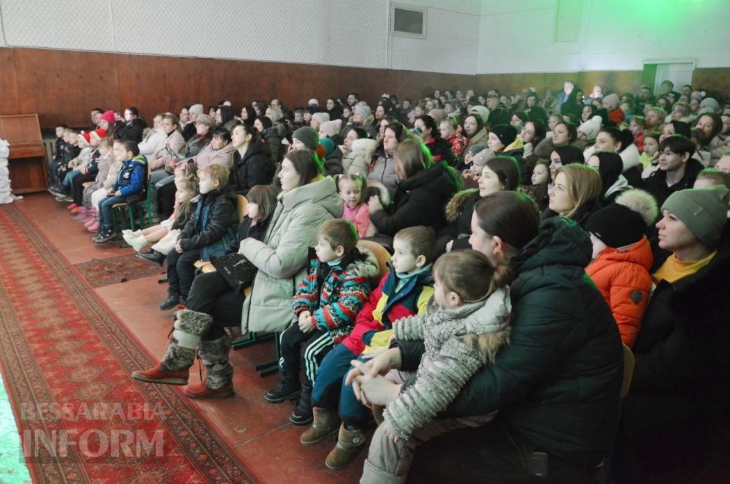 Вантажівка подарунків та чудова вистава: "Фонд Добра та Любові" Олександра Дубового провів у Бессарабії масштабну різдвяну акцію