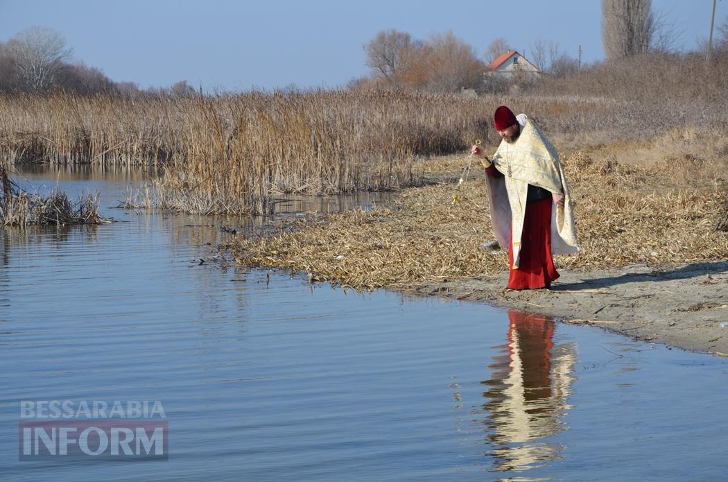 Мешканці Кілії занурилися у майже крижані "хрещенські води" (фото, відео)