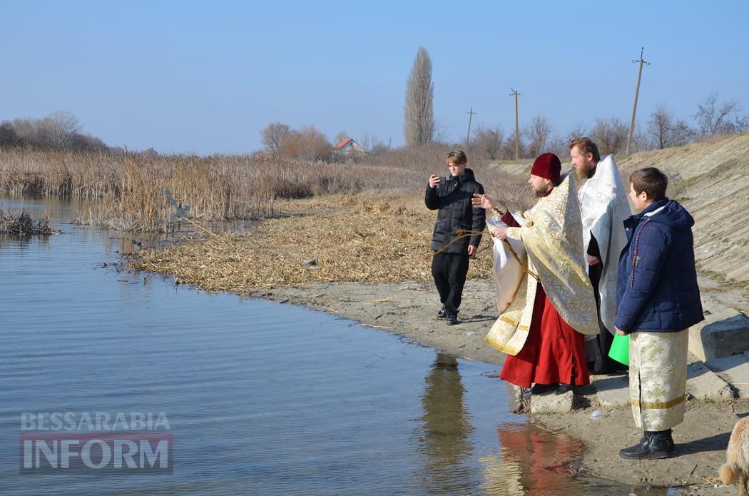 Мешканці Кілії занурилися у майже крижані "хрещенські води" (фото, відео)