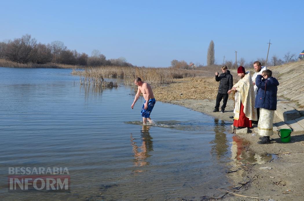 Мешканці Кілії занурилися у майже крижані "хрещенські води" (фото, відео)