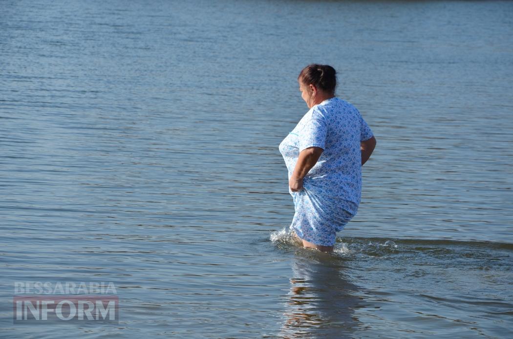 Мешканці Кілії занурилися у майже крижані "хрещенські води" (фото, відео)