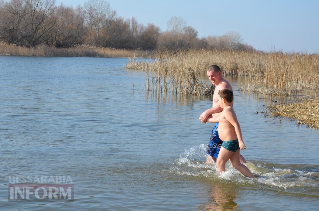 Мешканці Кілії занурилися у майже крижані "хрещенські води" (фото, відео)