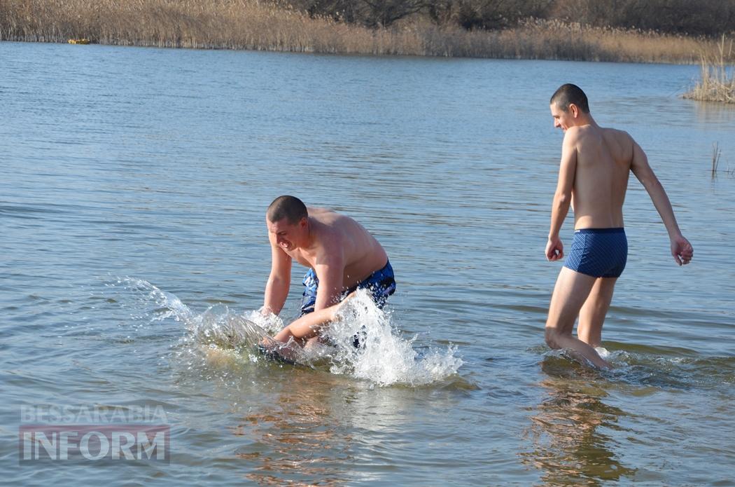 Мешканці Кілії занурилися у майже крижані "хрещенські води" (фото, відео)