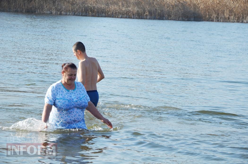 Мешканці Кілії занурилися у майже крижані "хрещенські води" (фото, відео)