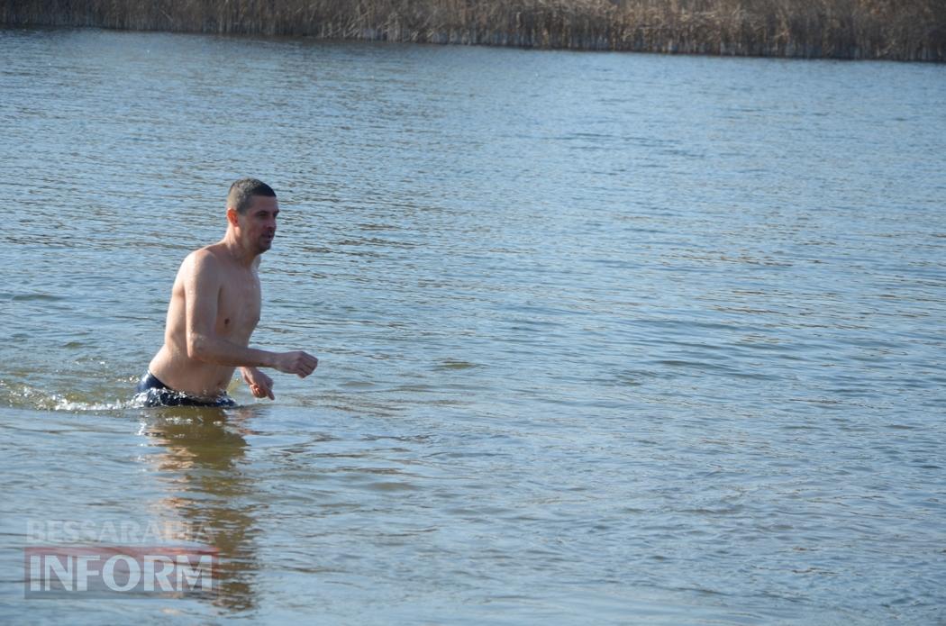 Мешканці Кілії занурилися у майже крижані "хрещенські води" (фото, відео)