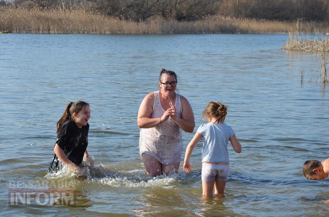 Мешканці Кілії занурилися у майже крижані "хрещенські води" (фото, відео)