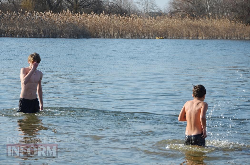 Мешканці Кілії занурилися у майже крижані "хрещенські води" (фото, відео)