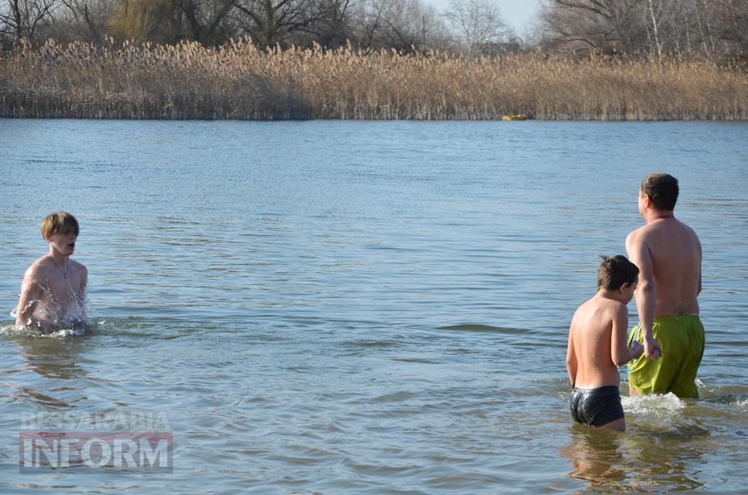 Мешканці Кілії занурилися у майже крижані "хрещенські води" (фото, відео)