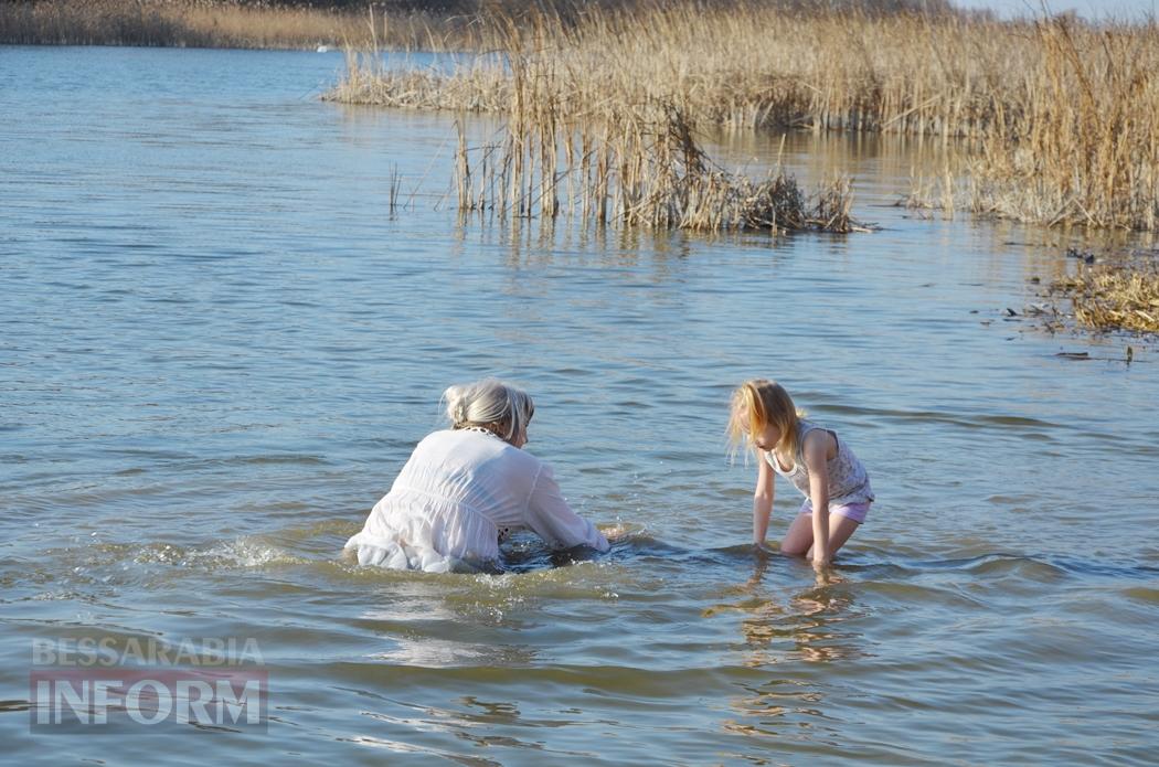 Мешканці Кілії занурилися у майже крижані "хрещенські води" (фото, відео)