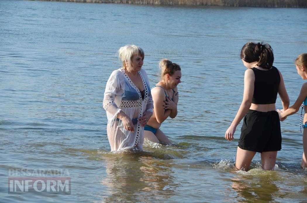 Мешканці Кілії занурилися у майже крижані "хрещенські води" (фото, відео)