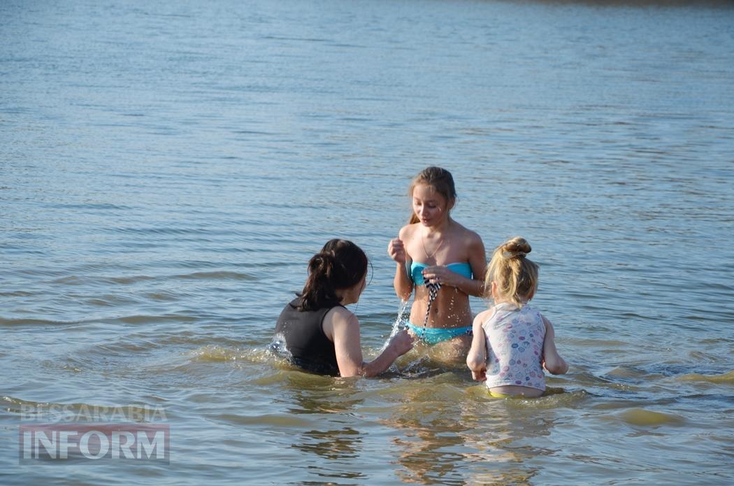 Мешканці Кілії занурилися у майже крижані "хрещенські води" (фото, відео)