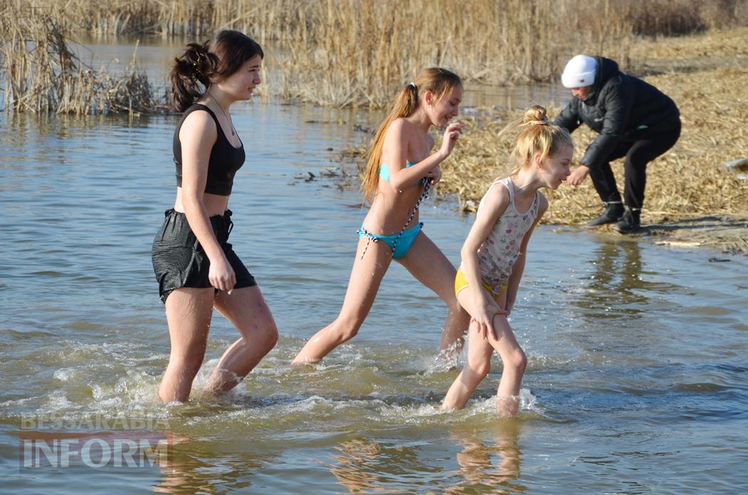 Мешканці Кілії занурилися у майже крижані "хрещенські води" (фото, відео)