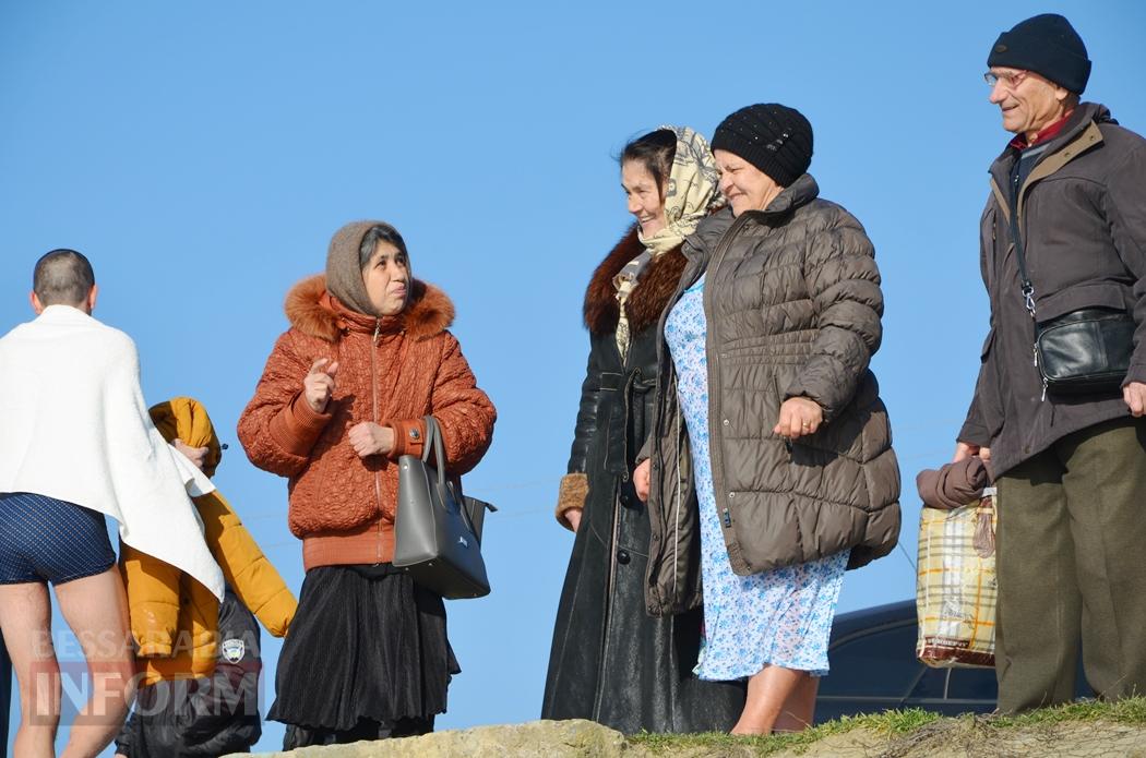 Мешканці Кілії занурилися у майже крижані "хрещенські води" (фото, відео)