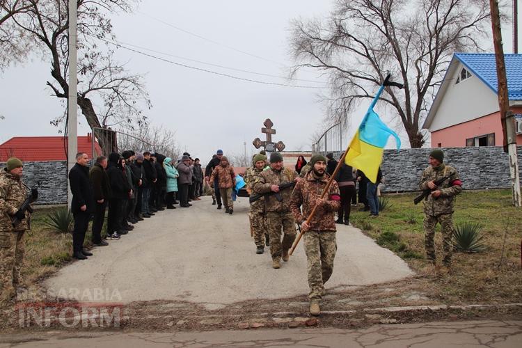 «Спасибі, ти був гарним сином»: в Болградській громаді провели в останню путь захисника Олександра Шамшуріна