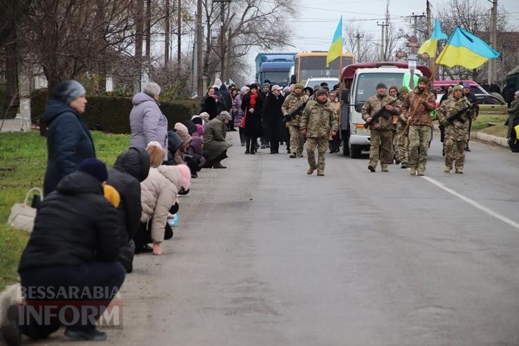 «Спасибі, ти був гарним сином»: в Болградській громаді провели в останню путь захисника Олександра Шамшуріна