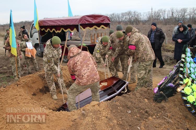 «Спасибі, ти був гарним сином»: в Болградській громаді провели в останню путь захисника Олександра Шамшуріна