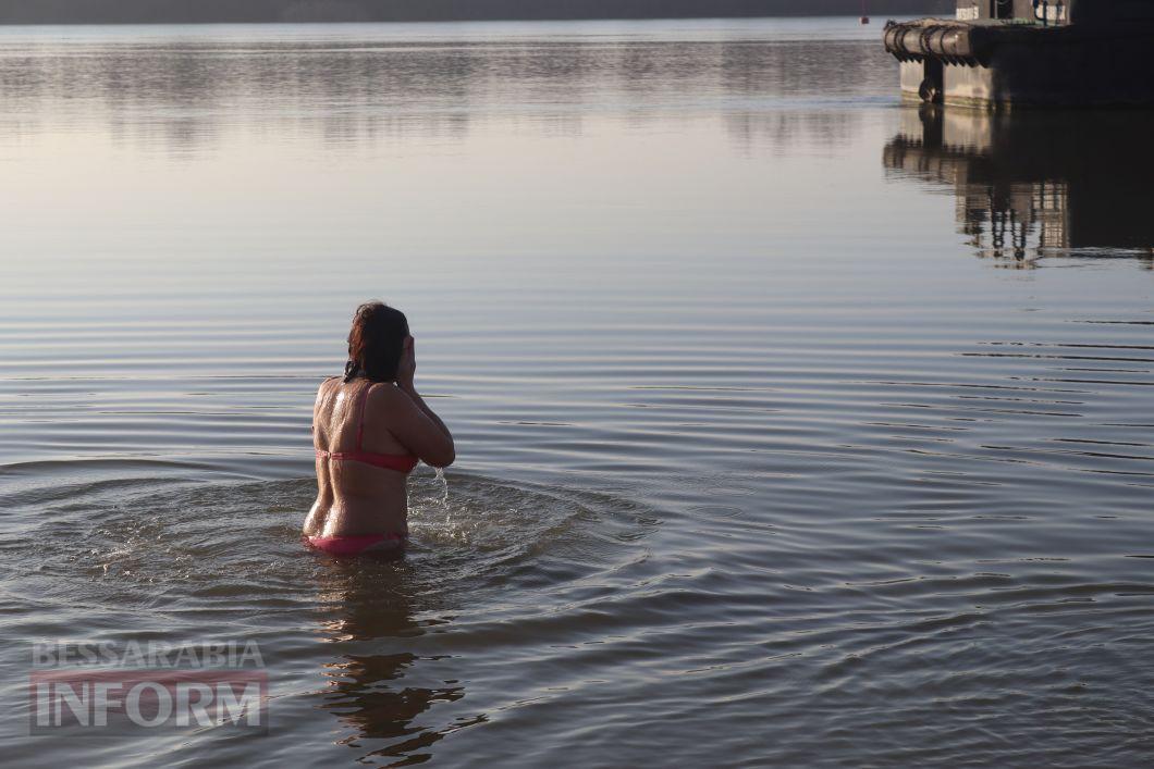 В Ізмаїлі на Водохреще в холодний Дунай більше пірнало чоловіків, ніж жінок