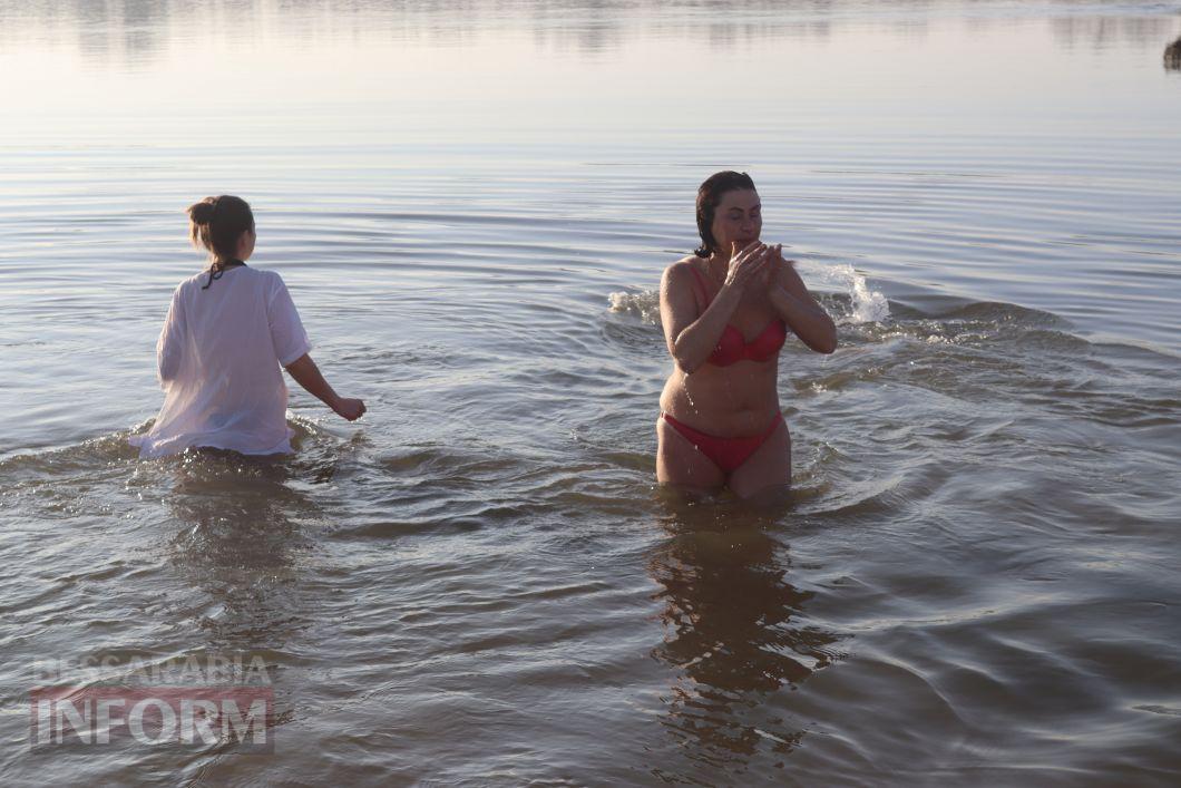 В Ізмаїлі на Водохреще в холодний Дунай більше пірнало чоловіків, ніж жінок