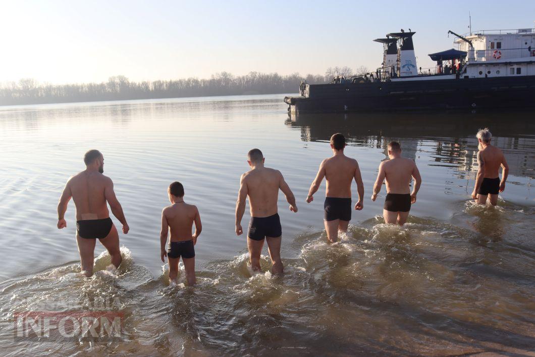 В Ізмаїлі на Водохреще в холодний Дунай більше пірнало чоловіків, ніж жінок