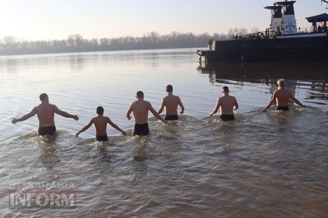 В Ізмаїлі на Водохреще в холодний Дунай більше пірнало чоловіків, ніж жінок