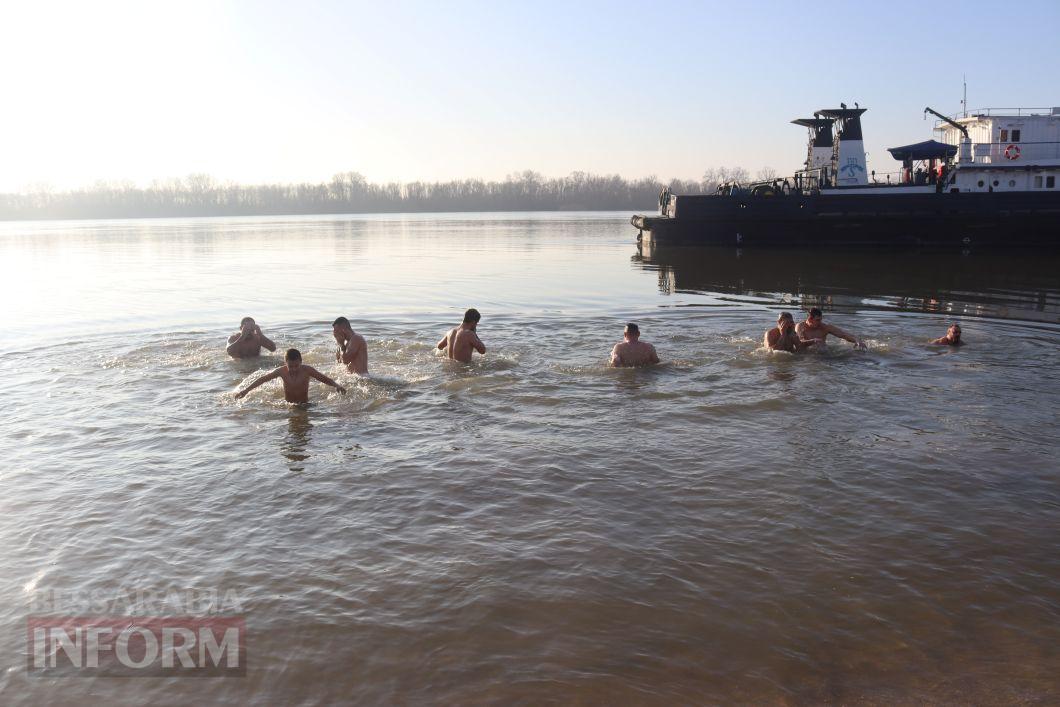 В Ізмаїлі на Водохреще в холодний Дунай більше пірнало чоловіків, ніж жінок