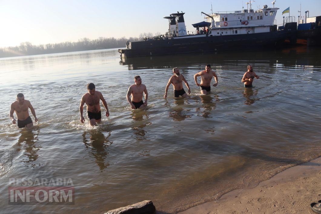 В Ізмаїлі на Водохреще в холодний Дунай більше пірнало чоловіків, ніж жінок