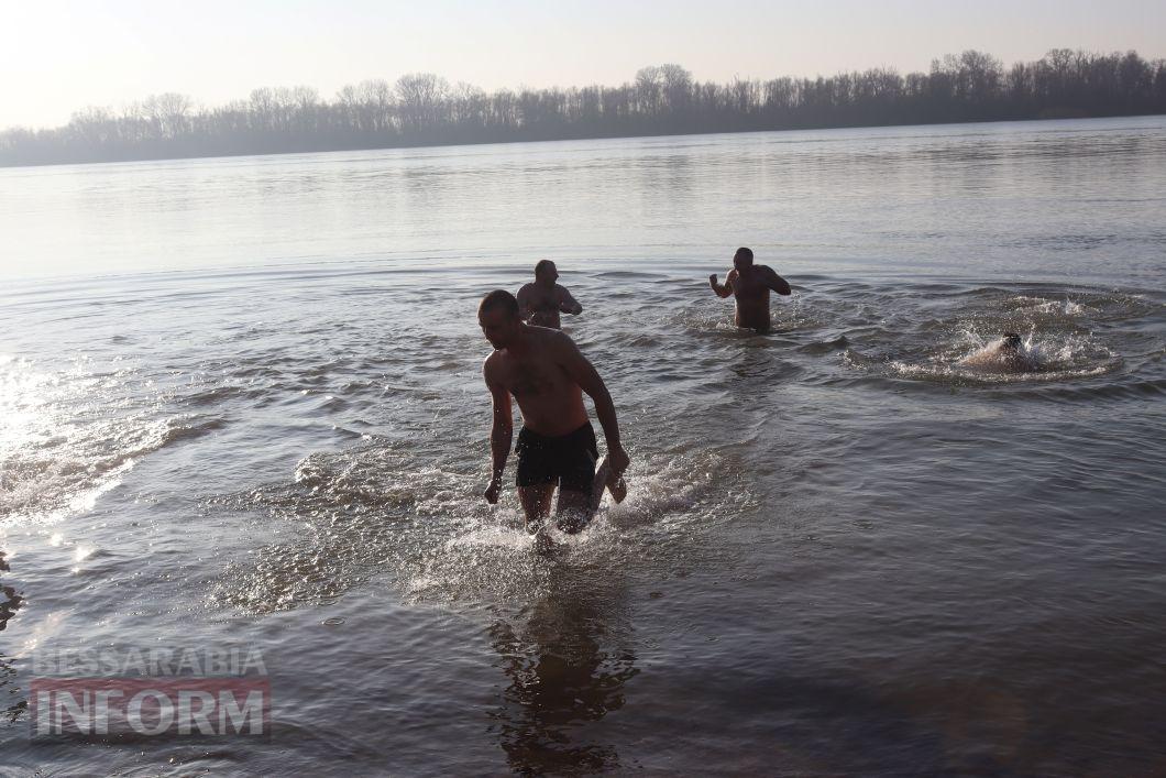 В Ізмаїлі на Водохреще в холодний Дунай більше пірнало чоловіків, ніж жінок