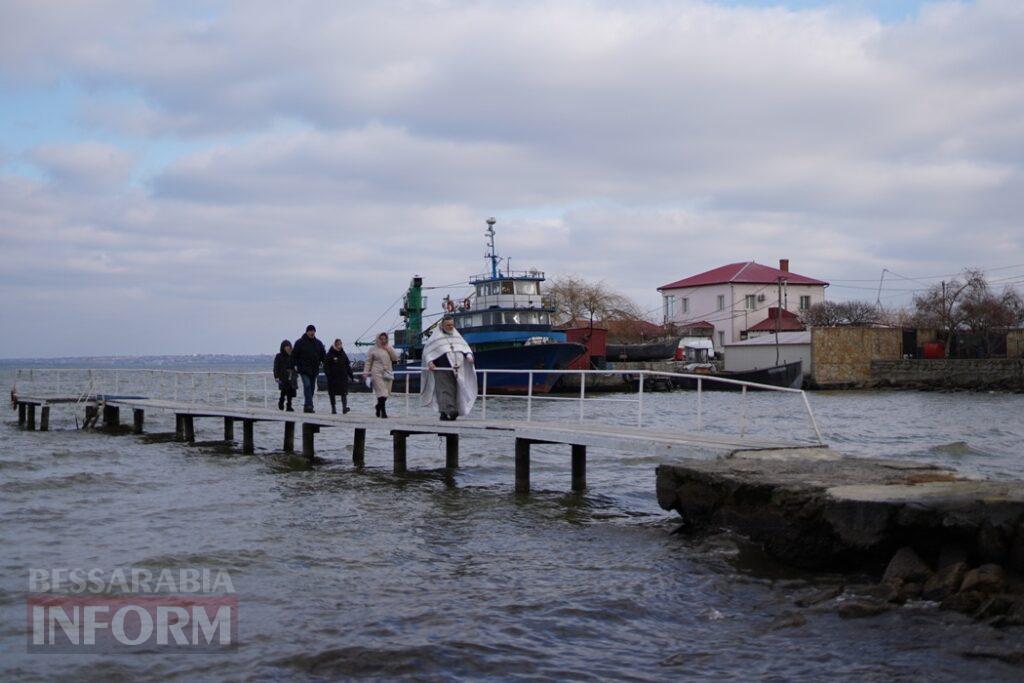 Аккерманці традиційно занурилися та залюбки поплавали на Водохреще у водах Дністровського лиману