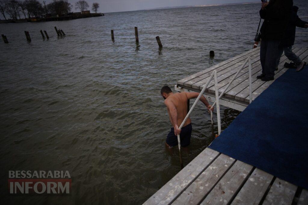 Аккерманці традиційно занурилися та залюбки поплавали на Водохреще у водах Дністровського лиману