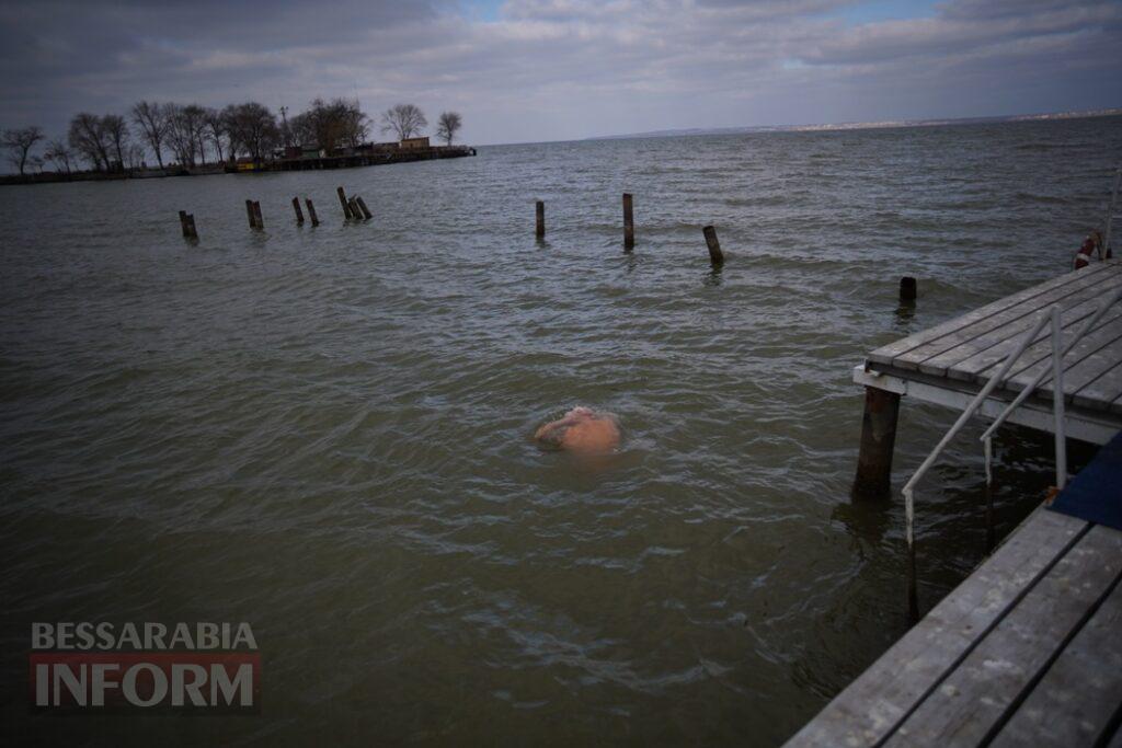 Аккерманці традиційно занурилися та залюбки поплавали на Водохреще у водах Дністровського лиману