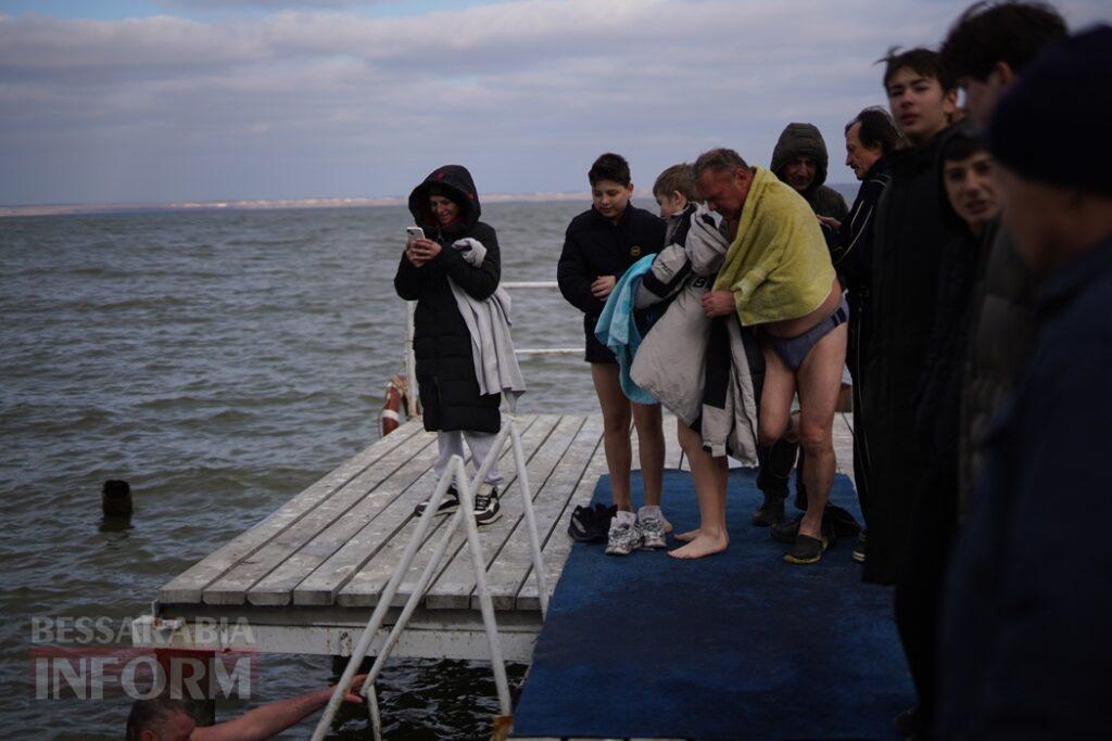 Аккерманці традиційно занурилися та залюбки поплавали на Водохреще у водах Дністровського лиману