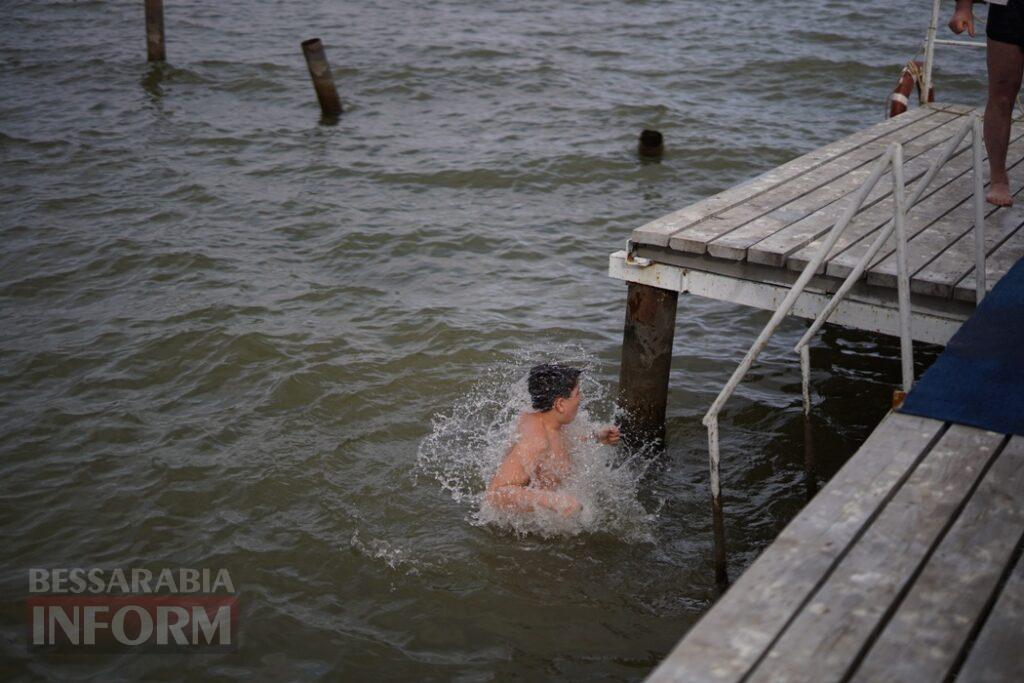 Аккерманці традиційно занурилися та залюбки поплавали на Водохреще у водах Дністровського лиману