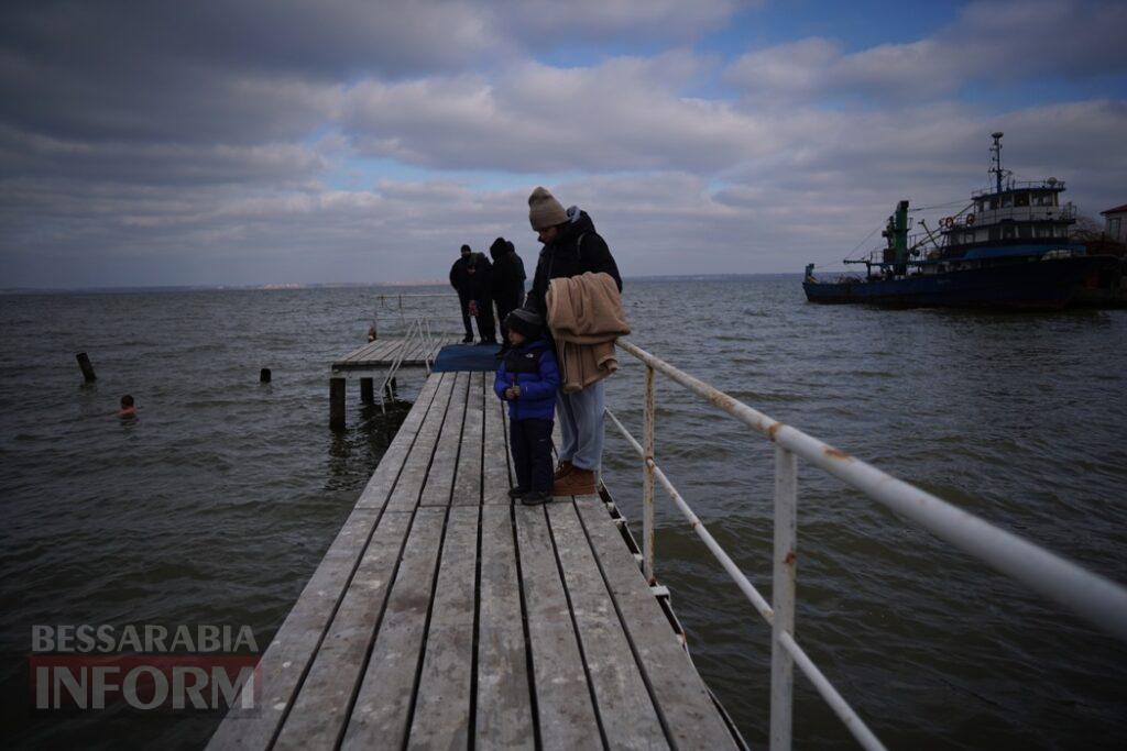 Аккерманці традиційно занурилися та залюбки поплавали на Водохреще у водах Дністровського лиману