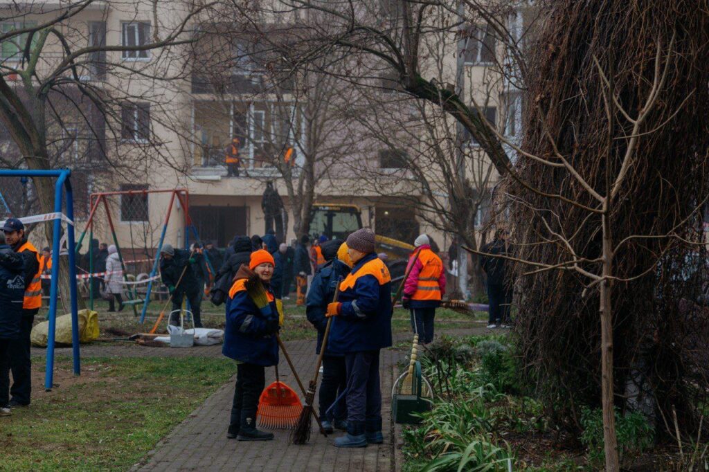 Пошкоджено понад 900 вікон у десяти будинках: в Одесі ліквідовують наслідки атаки шахедів