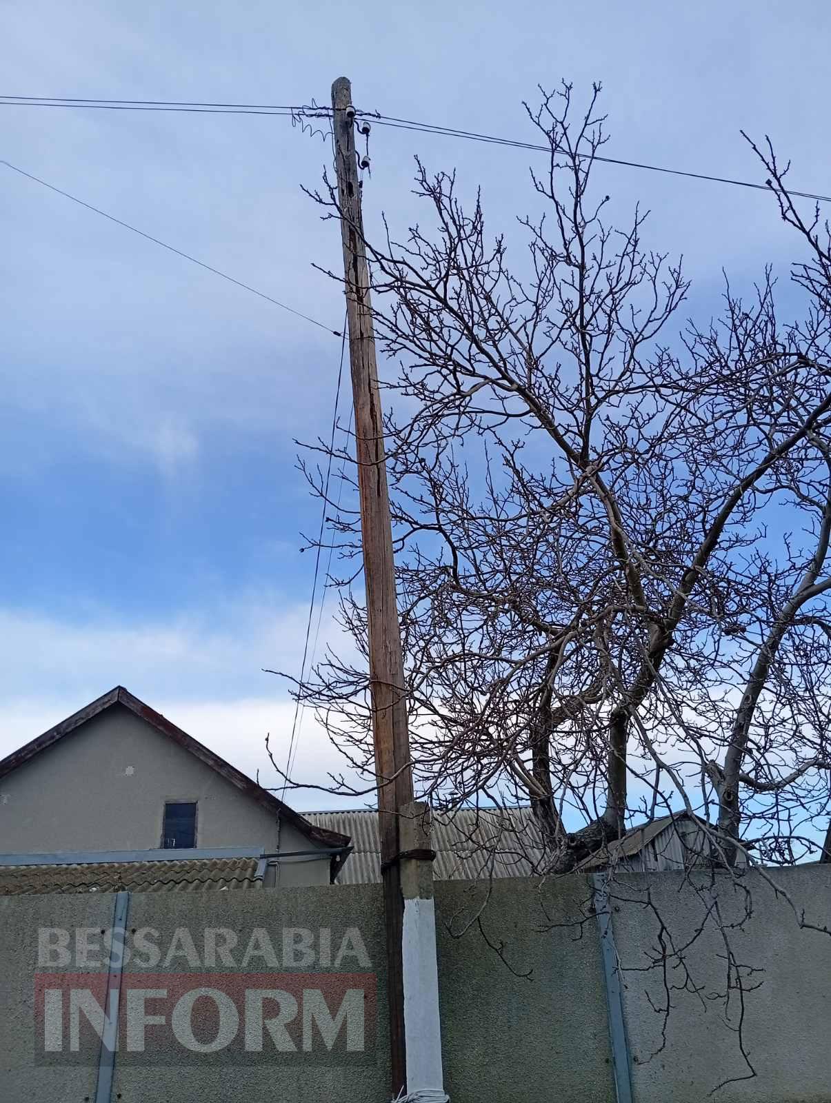 У селі Білгород-Дністровського району ще стоять старі дерев’яні аварійні електричні стовпи, що загрожують життю людей