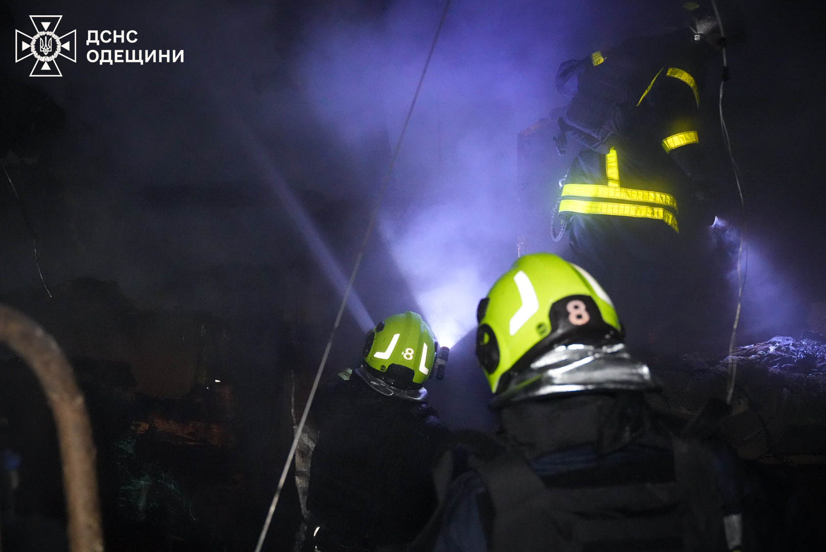 Майже сорок вогнеборців гасили масштабну пожежу в Одесі