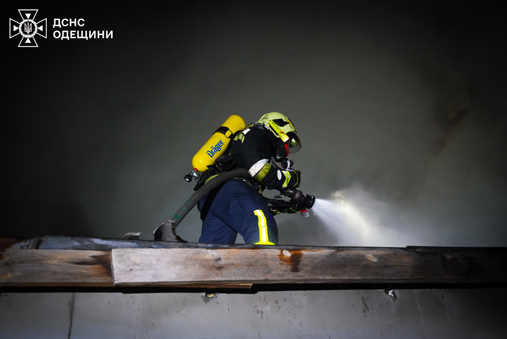 Майже сорок вогнеборців гасили масштабну пожежу в Одесі