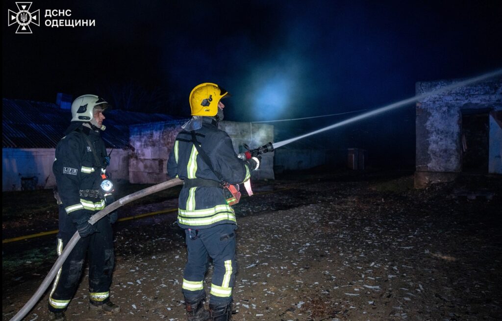 На Одещині горіла стара ферма: пожежу приборкували понад 20 вогнеборців